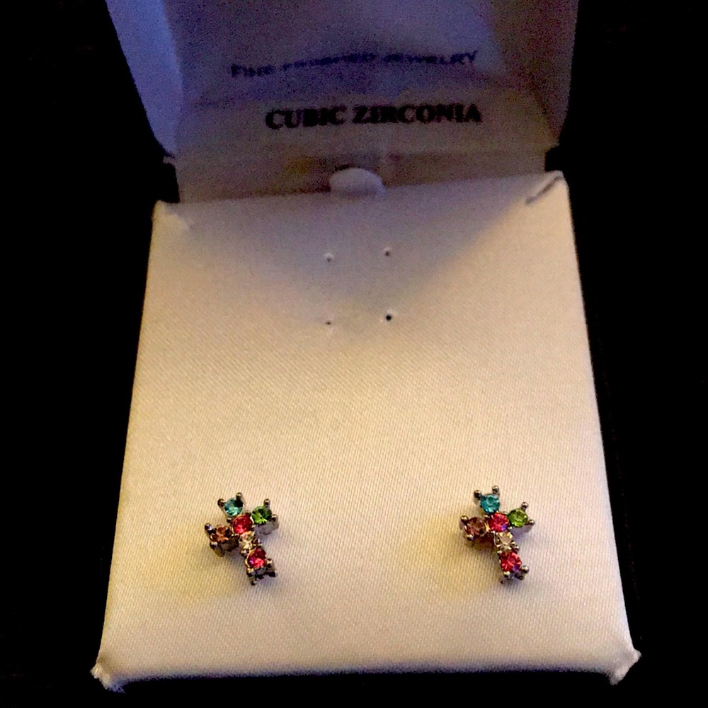Small and pretty cross earrings.